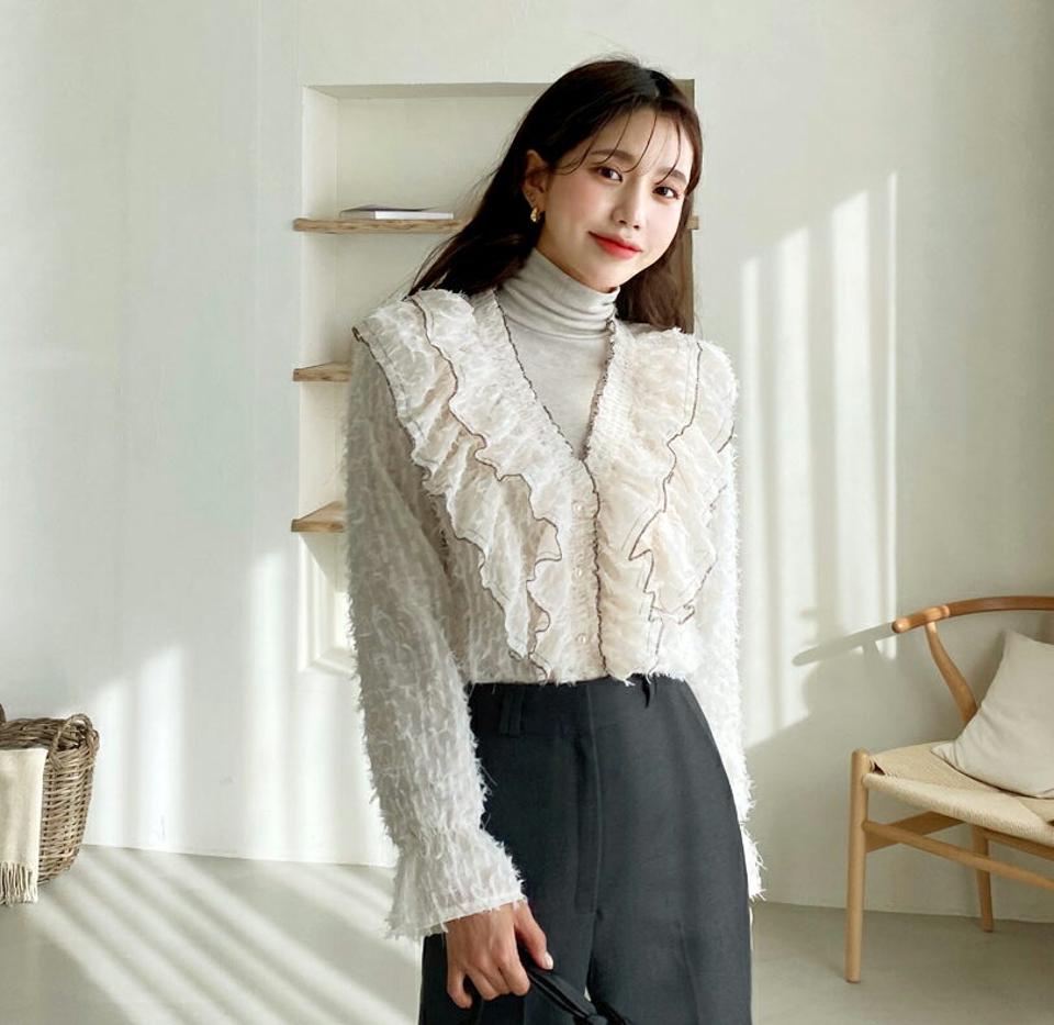 フリル刺繍ラインブラウス・全2色・b62365 レディース 【bl】【韓国 ファッション トップス ブラウス 長袖 Vネック レース 上品 パール ボタン フリル フェミニン パフスリーブ テクスチャー カジュアル 秋 冬】