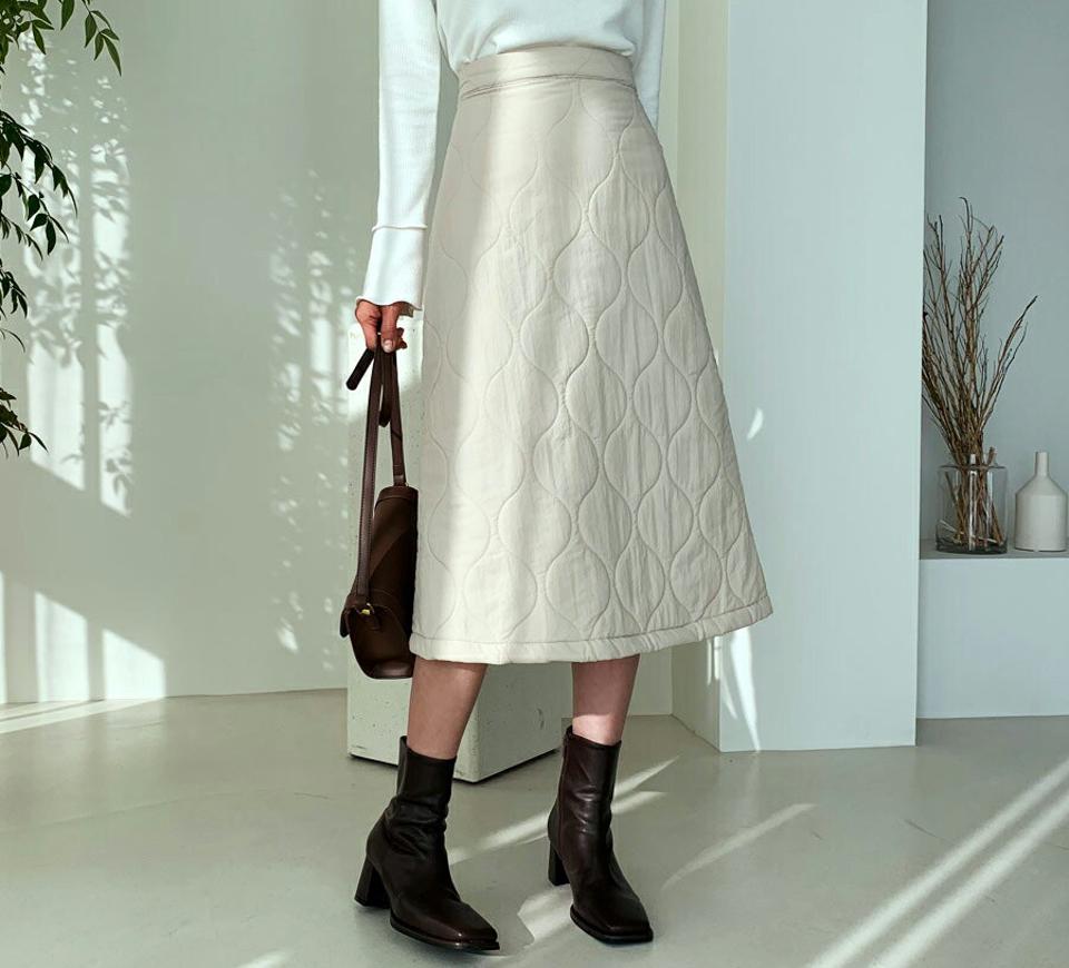 キルトAラインスカート・全2色・b56537 レディース 【sk】【韓国 ファッション ボトムス スカート ロング ユニーク ウェーブ キルティング フレア Aライン スリット バックゴム ファスナー付き フェミニン 大人 カジュアル 秋 冬】