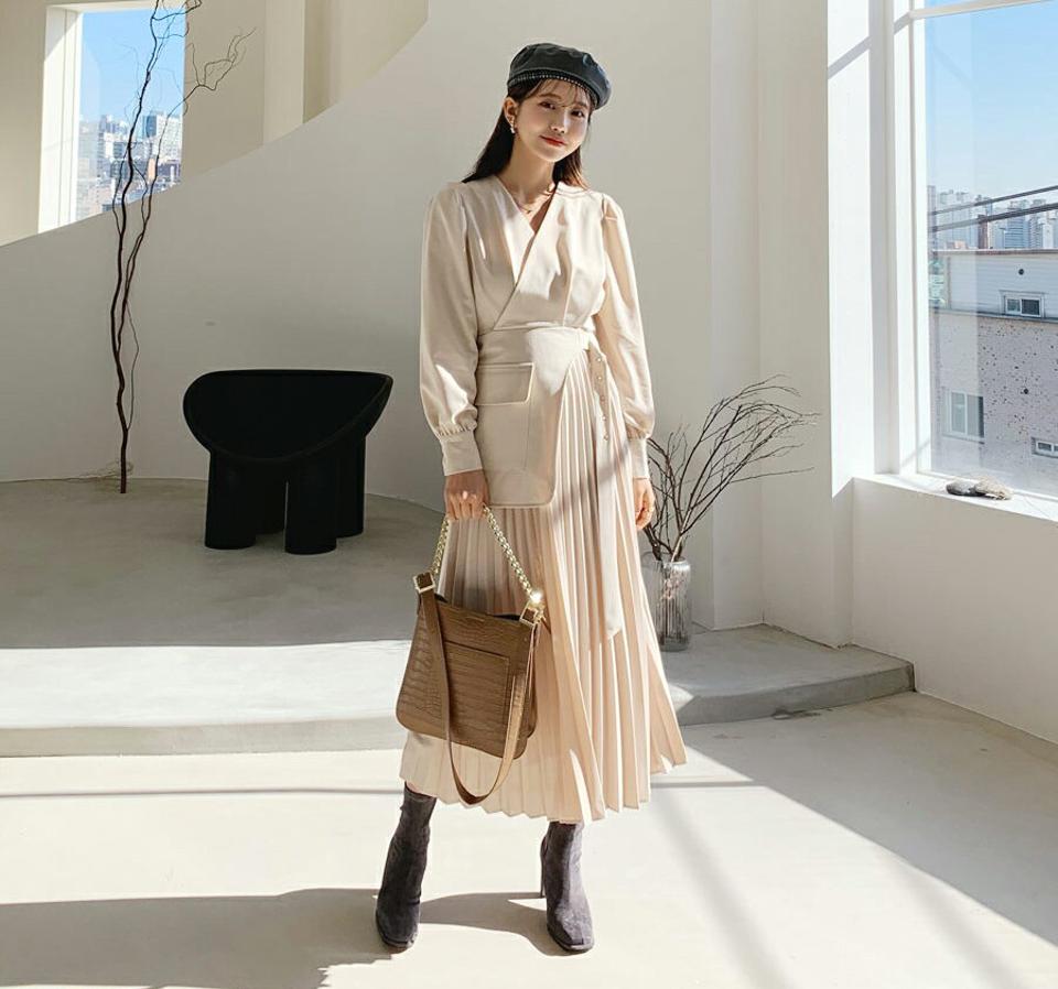 バックルプリーツワンピース・全2色・t64693 レディース 【ops】【韓国 ファッション ワンピース ロング ロングワンピース プリーツ フレア Aライン バックル Vネック ユニーク フェミニン ラップ プリーツワンピース カジュアル 秋 冬】