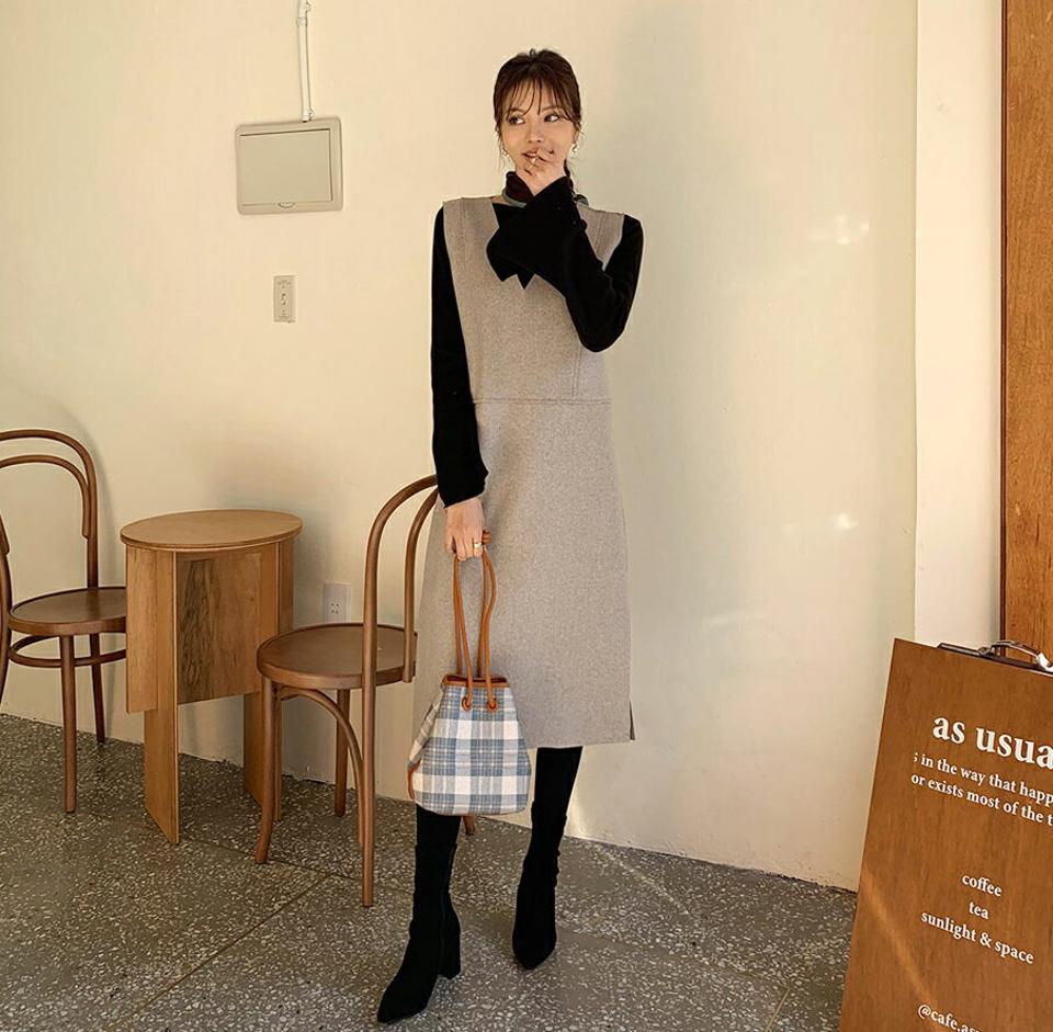 Vネックワンピース・全2色・t66027 レディース 【ops】【ワンピース ミディ丈 ミディワンピース スリーブレス ノースリーブ Vネック 単色 無地 シンプル レイヤード 大人 深Vネック ウール 秋 冬 韓国 ファッション】【ハイホリHIHOLLI】