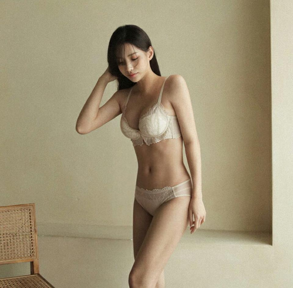 フリルボリュームブラ&ショーツ・全3色・e44386 レディース 【uw】【韓国 ファッション アンダーウェア ランジェリー 下着 セット ブラジャー ブラ ショーツ パンツ レース 無地 大人 上品 ノンワイヤー フリル ボリューム カジュアル 秋 冬】