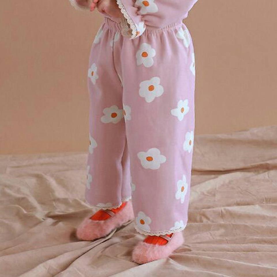 【キッズ30%OFF】両起毛デイジーパターンパンツ・p010640 キッズ【3~8才】【pt】【パンツ ズボン ロングパンツ 長ズボン 花柄 フラワー デイジー 裏起毛 起毛 可愛い かわいい 女の子 冬 韓国 韓国子供服 子供 こども 子供服 こども服】【KIDS】