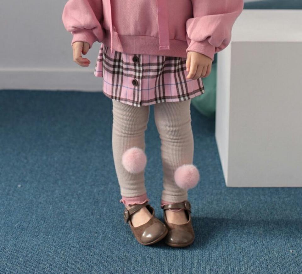 【只今30%OFF】裏起毛ボンボンレギンスパンツ・u10558 キッズ 【3~8才】【pt】【韓国 ファッション ボトムス レギンス スパッツ パンツ ロング スリム タイト ストレッチ 伸縮性 伸びる 女の子 ファーポンポン キッズ 子供 子供服 幼稚園 通学 通園 低学年 秋 冬】【KIDS】