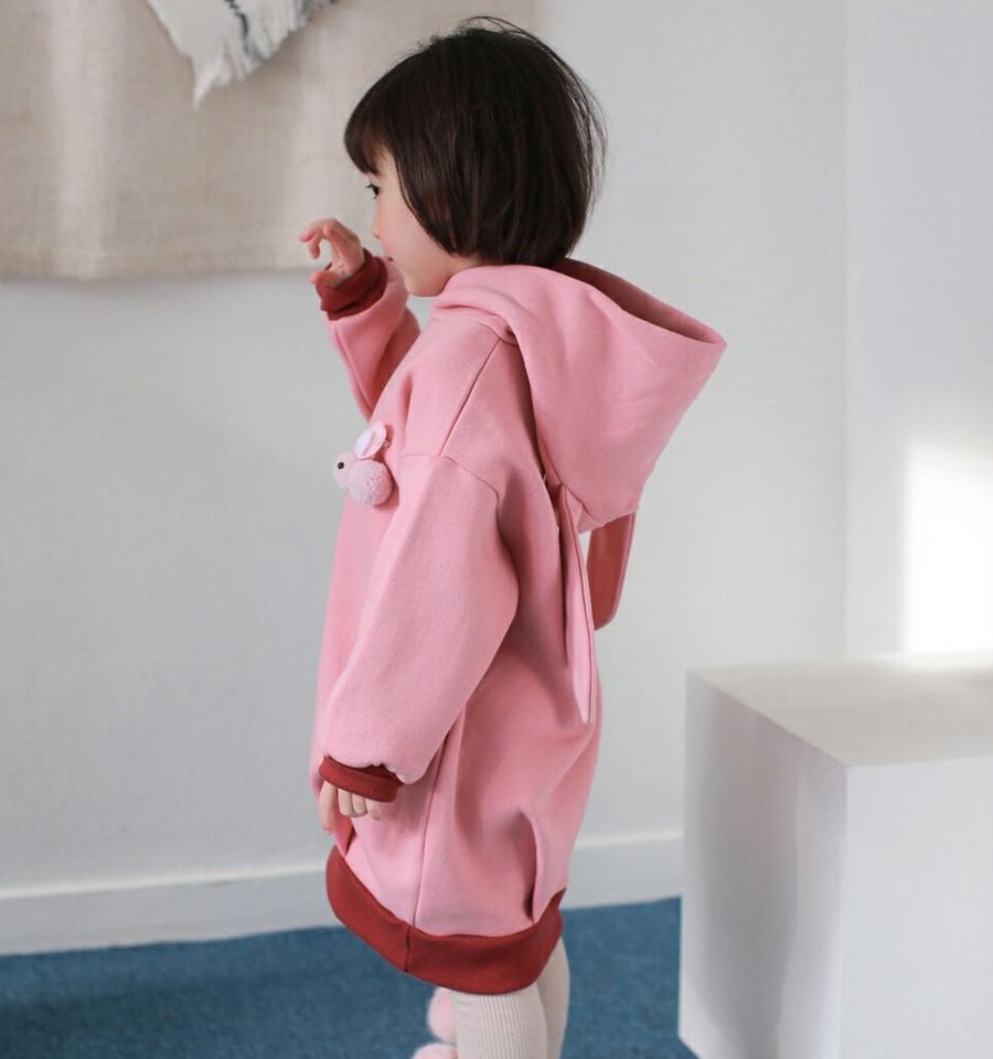 うさぎブローチ付裏起毛うさぎフーディワンピース・u10209 キッズ 【3~8才】【ops】【韓国 ファッション ワンピース 膝丈 ミディ ミドル フード うさ耳 ウサ耳 オーバル コクーン 長袖 女の子 キッズ 子供 子供服 幼稚園 通学 通園 低学年 秋 冬】【KIDS】