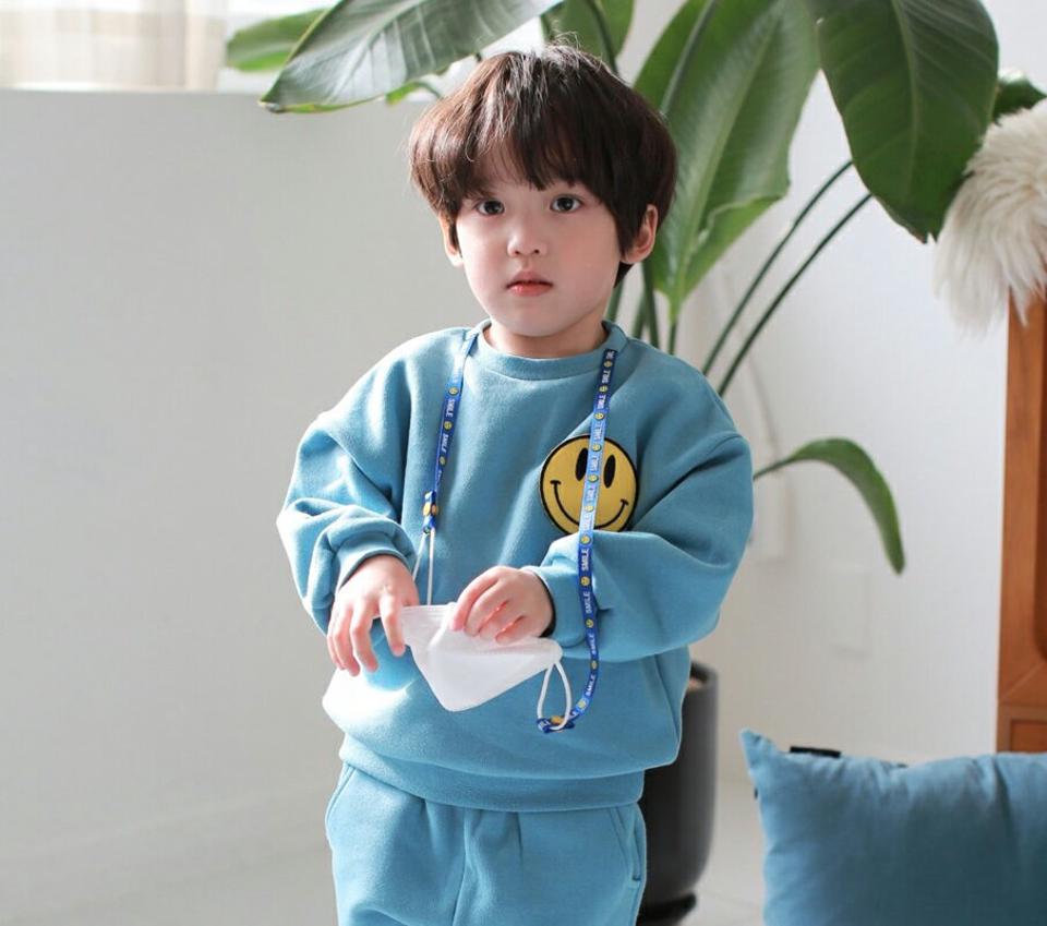 【キッズ30%OFF】マスクストラップ付裏起毛スマイルスウェット・u10545 キッズ 【3~8才】【tops】【韓国 ファッション トップス スウェット トレーナー Tシャツ カットソー 柄 パターン ロゴ 男の子 女の子 キッズ 子供 子供服 幼稚園 通学 通園 低学年 秋 冬】【KIDS】