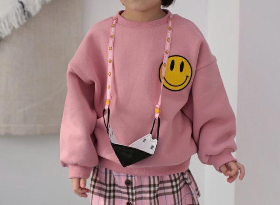 【キッズ30%OFF】マスクストラップ付裏起毛スマイルスウェット・u10545 キッズ 【3~8才】【tops】【韓国 ファッション トップス スウェット トレーナー Tシャツ カットソー 柄 パターン ロゴ 男の子 女の子 キッズ 子供 子供服 幼稚園 通学 通園 低学年 秋 冬】【KIDS】