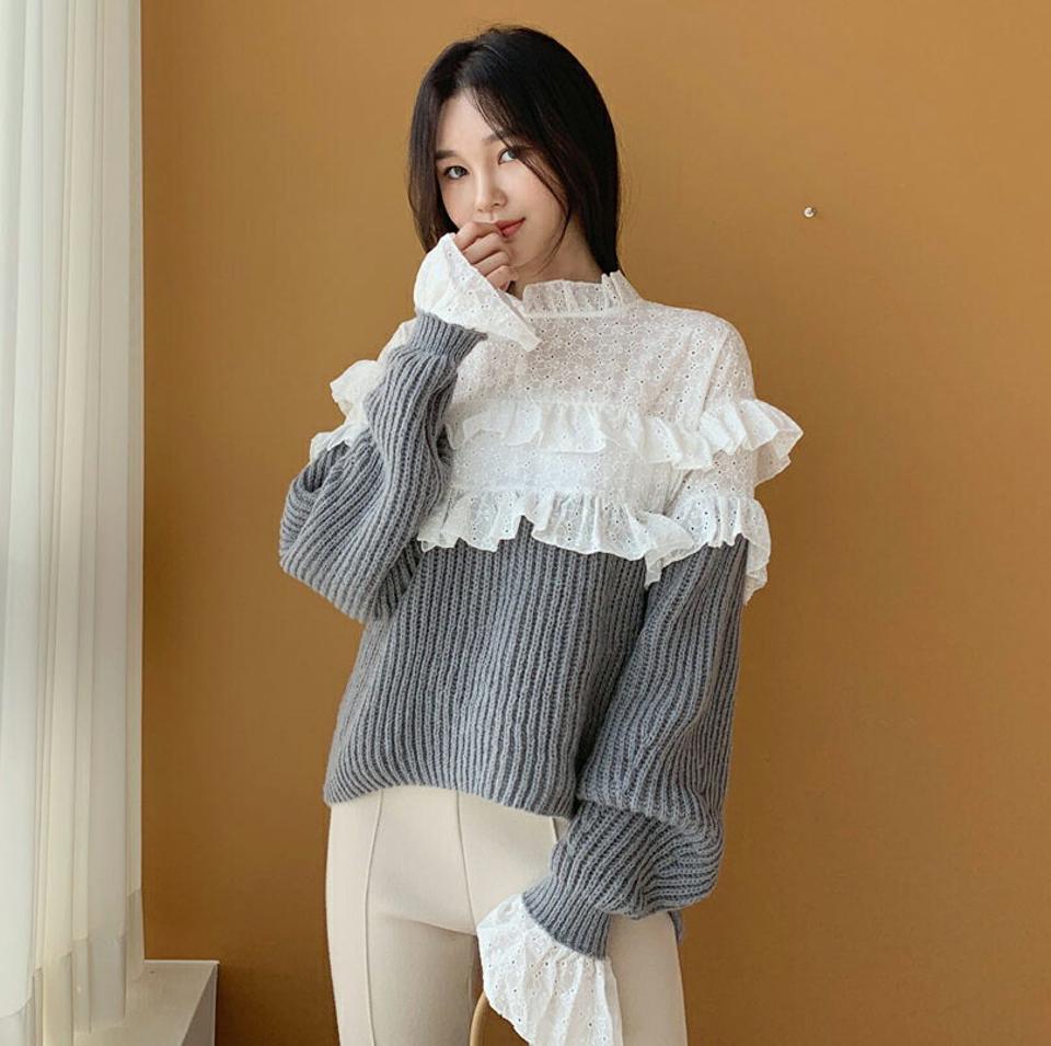 アイレットレースニット・全3色・t61352 レディース 【tops】【韓国 ファッション トップス ニット 長袖 フリルネック ハイネック アイレット レース レイヤード調 レイヤード風 フリル パフスリーブ 配色 ボタン ぼわん袖 カジュアル 秋 冬】