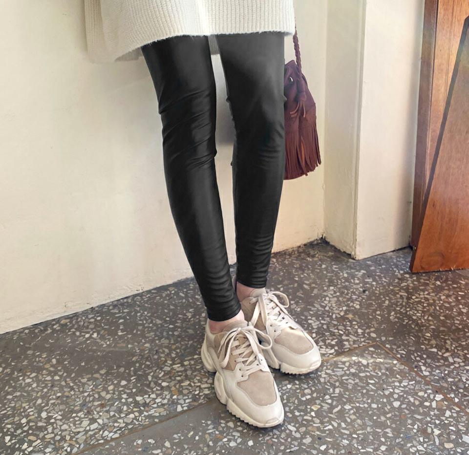 裏起毛レザー調レギンス・全1色・b66046 レディース 【pt】【レギンス パンツ ズボン ロングパンツ 長ズボン レザー 単色 無地 シンプル 大人 シック 裏起毛 ウエストゴム 冬 韓国 ファッション】【ハイホリHIHOLLI】