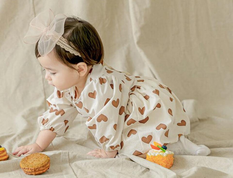 長袖ハートワンピース(brown) p008839 キッズ 【0~2才】【ops】【韓国 ファッション ワンピース フレア Aライン ラウンドネック 長袖 パフスリーブ パターン 柄 撮影 おしゃれキッズ 子供 ベビー 赤ちゃん ベビー用 赤ちゃん用 出産祝い 秋 冬】【KIDS】