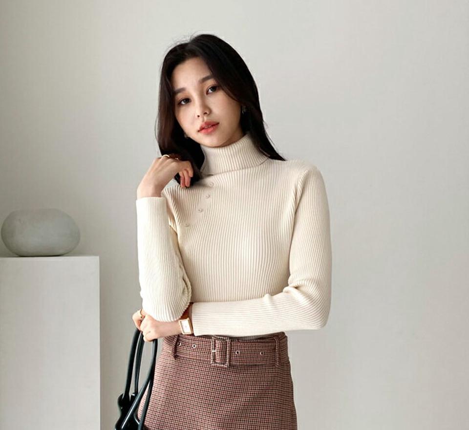 ボタンタートルニット・全5色・b64745 レディース 【tops】【韓国 ファッション トップス ニット 長袖 ボタン タートルネック ハイネック フェイクボタン リブ フィット スリム シンプル デイリー 無地 ベーシック カジュアル 秋 冬】