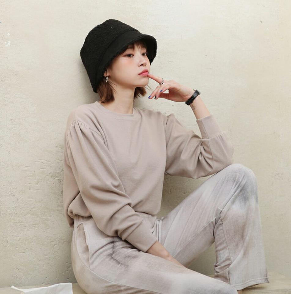 ラウンドパフTシャツ・全4色・b64772 レディース 【tops】【韓国 ファッション トップス Tシャツ 長袖 ラウンドネック パフ モダン トレンディ パフスリーブ ユニーク デイリー ベーシック カジュアル　無地 ボリューム カジュアル 秋 冬】
