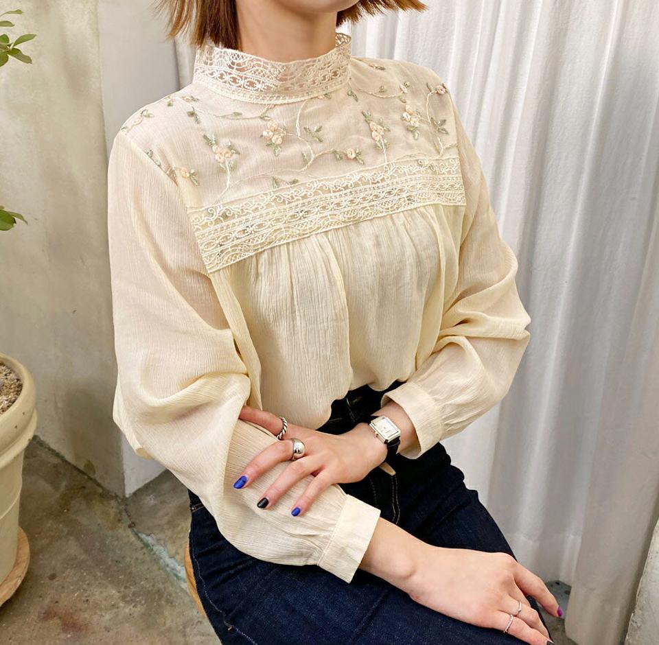 フラワー刺繍ブラウス・全2色・b64775 レディース 【bl】【韓国 ファッション トップス ブラウス 長袖 フラワー ハーフネック ハイネック レースネック フラワー刺繍 リンクル やわらかい ボタン 花柄 上品 カジュアル 秋 冬】