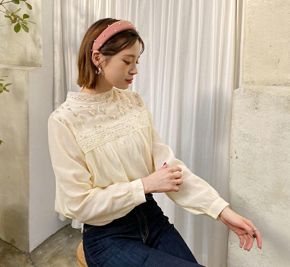 フラワー刺繍ブラウス・全2色・b64775 レディース 【bl】【韓国 ファッション トップス ブラウス 長袖 フラワー ハーフネック ハイネック レースネック フラワー刺繍 リンクル やわらかい ボタン 花柄 上品 カジュアル 秋 冬】