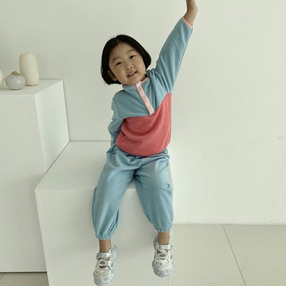 ポイント配色ソフトスウェット上下SET・u09667 キッズ 【3~8才】【SET】【韓国 ファッション セットアップ 上下セット ハイネック ハーフネック トレーナー 長袖 パンツ ジョガーパンツ キッズ 子供 子供服 幼稚園 通学 通園 低学年 秋 冬】【KIDS】