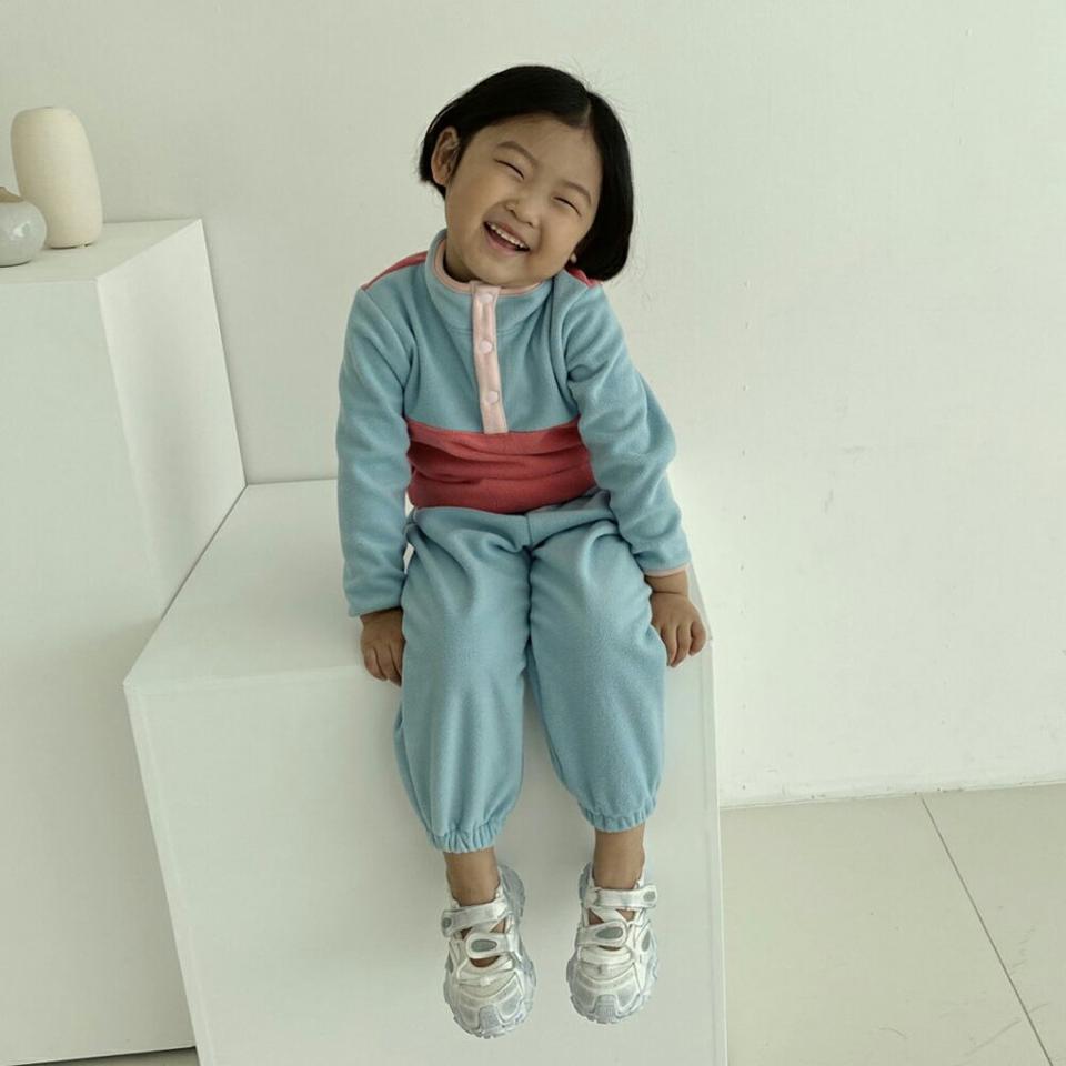 ポイント配色ソフトスウェット上下SET・u09667 キッズ 【3~8才】【SET】【韓国 ファッション セットアップ 上下セット ハイネック ハーフネック トレーナー 長袖 パンツ ジョガーパンツ キッズ 子供 子供服 幼稚園 通学 通園 低学年 秋 冬】【KIDS】