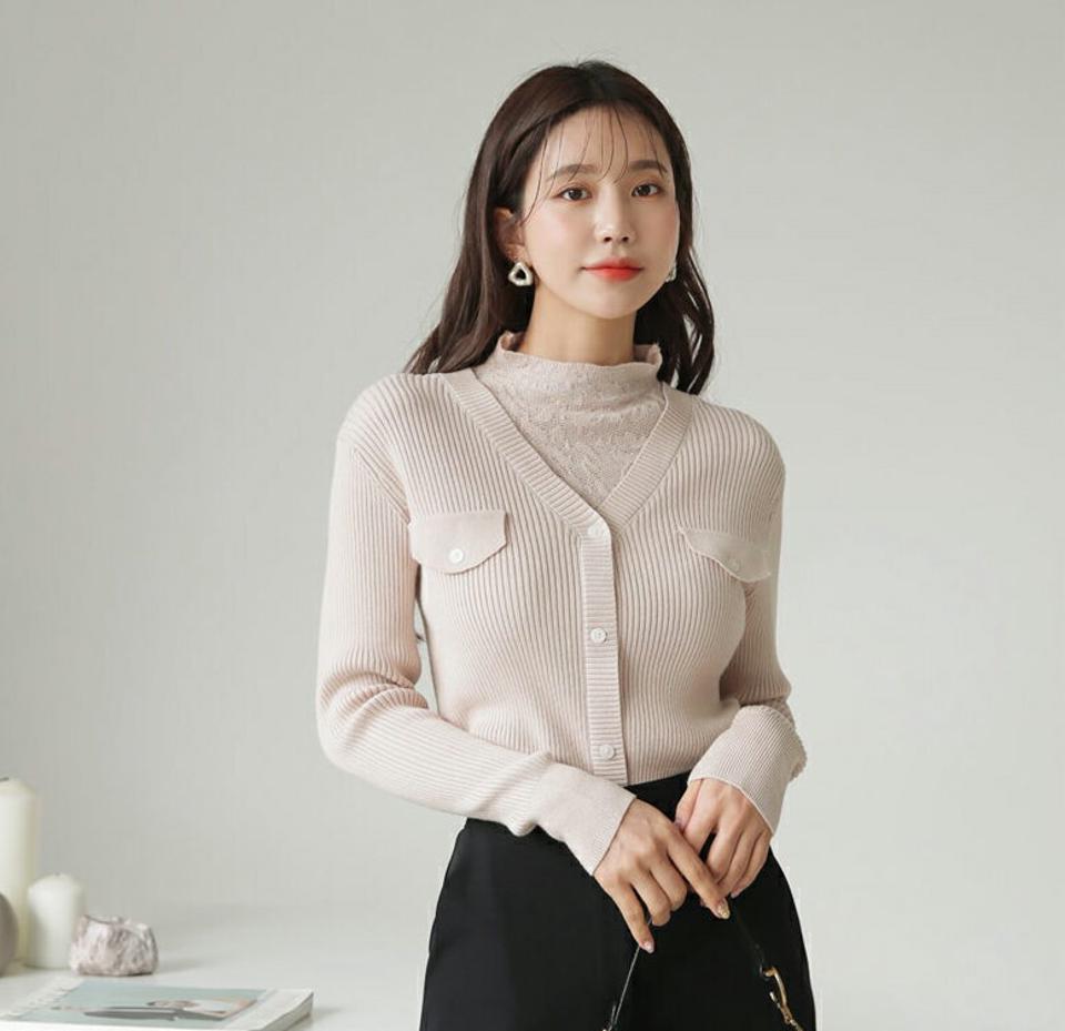 レースネックボタンニット・全2色・b62557 レディース 【tops】【韓国 ファッション トップス ニット 長袖 ぼわん袖 デイリー 無地 レースネック ボタン レース ハーフネック フェイクボタン フェイクポケット レイヤード風 スリム カジュアル 秋 冬】