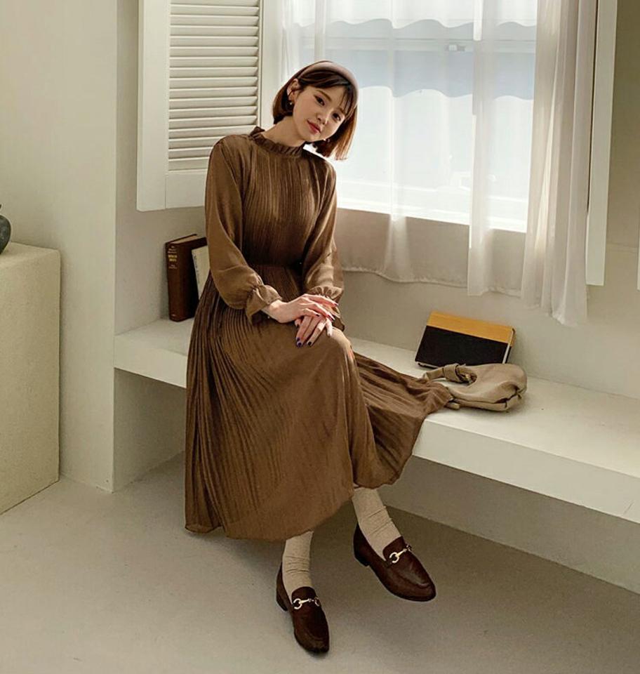 【只今セール】ストラップ付プリーツワンピース・全2色・e56566 レディース 【ops】【韓国 ファッション ワンピース ロング ロングワンピス 長袖 プリーツ 体型カバー ウエストストラップ ボタン フリルネック ハイネック ゴム デイリー 上品 カジュアル 秋 冬】【TI】