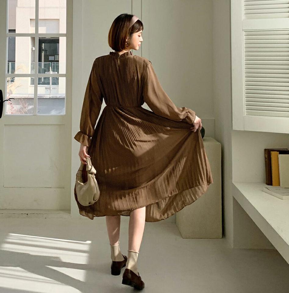 【只今セール】ストラップ付プリーツワンピース・全2色・e56566 レディース 【ops】【韓国 ファッション ワンピース ロング ロングワンピス 長袖 プリーツ 体型カバー ウエストストラップ ボタン フリルネック ハイネック ゴム デイリー 上品 カジュアル 秋 冬】【TI】