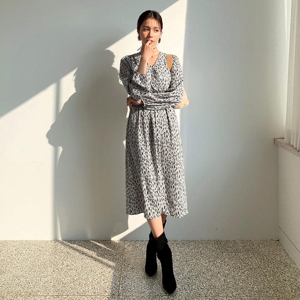 プリントVネックワンピース・全2色・b66123 レディース 【ops】【ワンピース ロング ロングワンピース 長袖 Vネック 上品 シャーリング 総柄 秋 冬 韓国 ファッション】【ハイホリHIHOLLI】