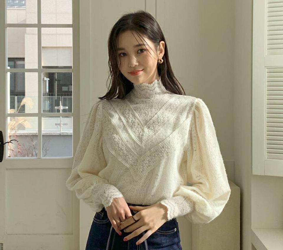 起毛レースハイネックブラウス・全1色・b56579 レディース 【bl】【韓国 ファッション トップス ブラウス 長袖フリル フェミニン 起毛レース ファスナー レースネック ハイネック ウェーブ ぼわん袖 上品 デイリー 無地 ベーシック カジュアル 秋 冬】
