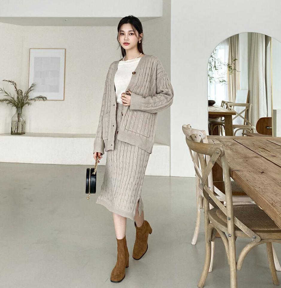ツイストカーディガン&スカートSET・全2色・b62634 レディース 【ops】【韓国 ファッション セットアップ ワンピース デイリー ニット カーデ Vネック ボタン サイドポケット スカート ウエストゴム Hライン ロングスカート ツイスト カジュアル 秋 冬】