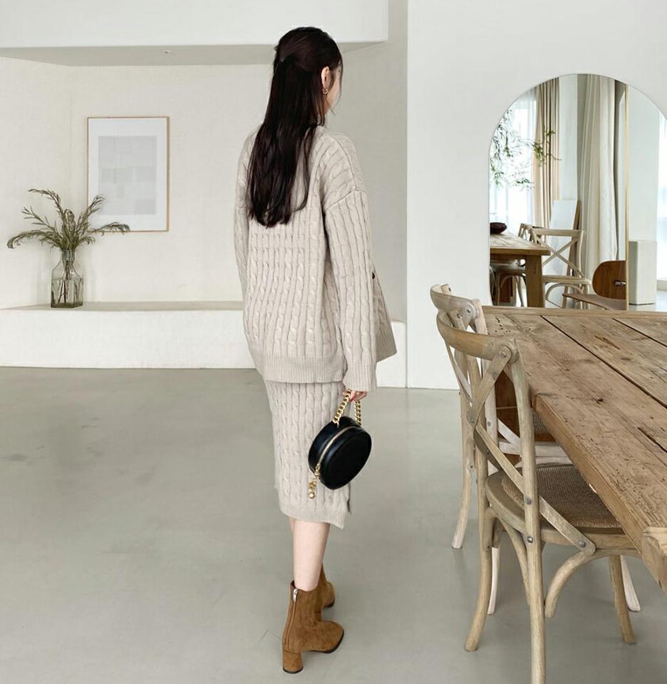 ツイストカーディガン&スカートSET・全2色・b62634 レディース 【ops】【韓国 ファッション セットアップ ワンピース デイリー ニット カーデ Vネック ボタン サイドポケット スカート ウエストゴム Hライン ロングスカート ツイスト カジュアル 秋 冬】