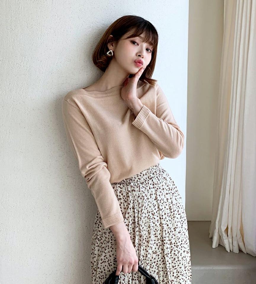 スリムボートネックニット・全5色・b62619 レディース 【tops】【韓国 ファッション トップス ニット 長袖 ぼわん袖 デコルテ ボートネック スリム フィット リブ リブニット シンプル 体型カーバー デイリー ベーシック 無地 細身 カジュアル 秋 冬】
