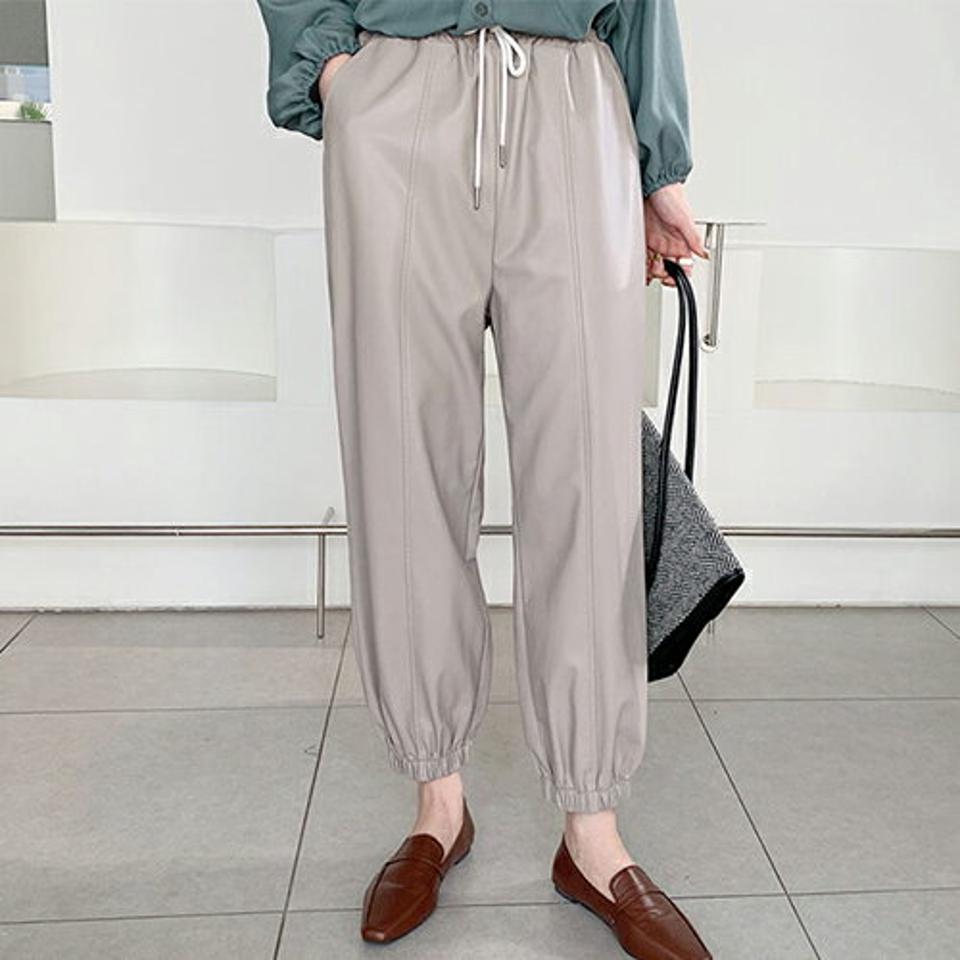 レザー調ジョガーパンツ・全2色・b66217 レディース 【pt】【パンツ ズボン ロングパンツ ジョガーパンツ レザー シンプル 単色 かっこいい 秋 冬 韓国 ファッション】【ハイホリHIHOLLI】