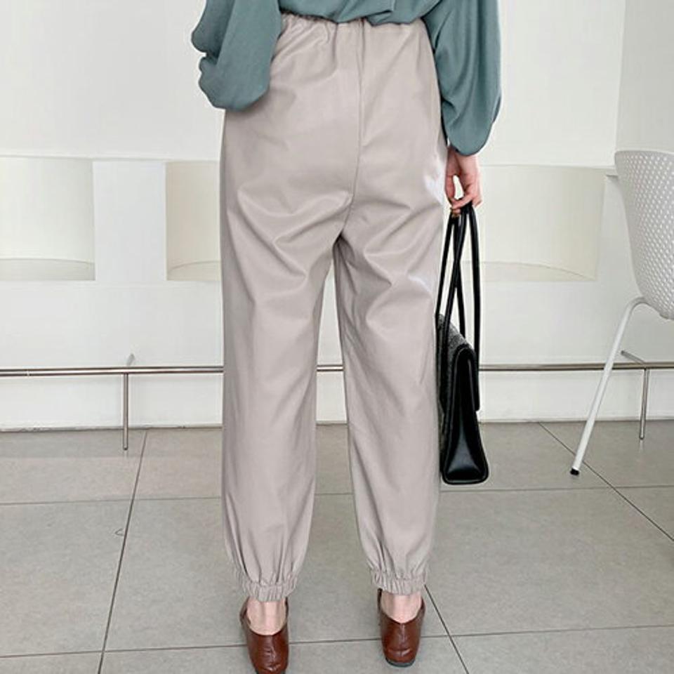 レザー調ジョガーパンツ・全2色・b66217 レディース 【pt】【パンツ ズボン ロングパンツ ジョガーパンツ レザー シンプル 単色 かっこいい 秋 冬 韓国 ファッション】【ハイホリHIHOLLI】