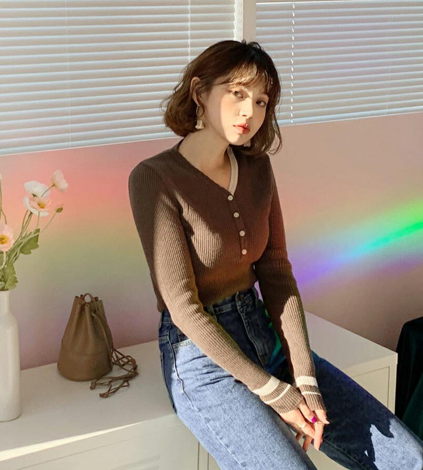 リブ配色ボタンニット・全3色・b62474 レディース 【tops】【韓国 ファッション トップス ニット 長袖 ぼわん袖 Vネック フィット 細身 スリム リブ デコルテ 体型カーバー デイリー ベーシック 無地 上品 フェミニン カジュアル 秋 冬】