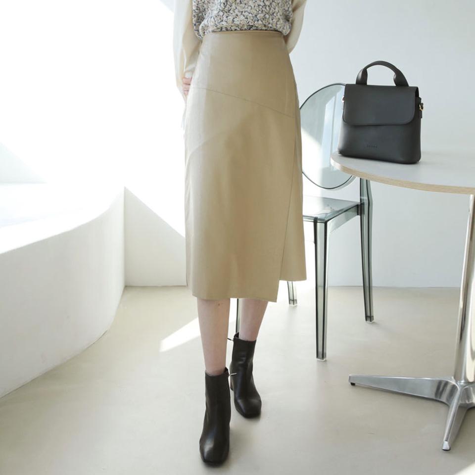 レザー調スリットスカート・全2色・t66304 レディース 【sk】【スカート ミディ丈 ミディスカート スリット レザー ラップスカート ラップデザイン Aライン 単色 無地 シンプル カジュアル 大人 きれいめ 秋 冬 韓国 ファッション】【ハイホリHIHOLLI】