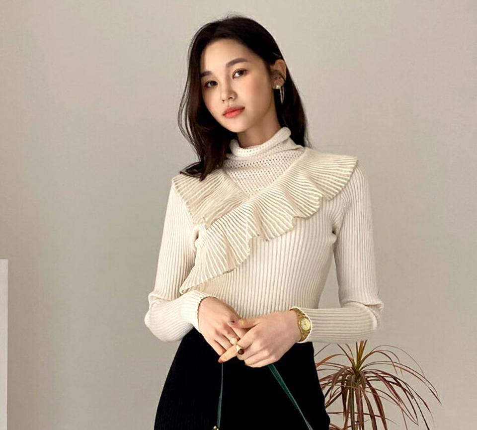 プリーツフリルタートルニット・全2色・b61439 レディース 【tops】【韓国 ファッション トップス ニット 長袖 タートルネック レイヤード風 フィット 細身 スリム リブ 体型カーバー デイリー ベーシック 無地 フリル 上品 フェミニン カジュアル 秋 冬】
