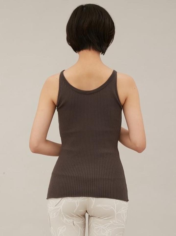 【emmi yoga】カップ付きサステナブルニットキャミ