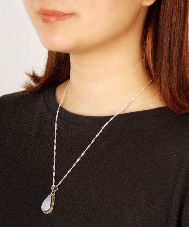 ブルーレース装飾しずく型ネックレス