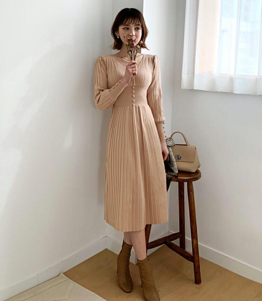 ニットプリーツワンピース・全2色・b56678 レディース 【ops】【韓国 ファッション ワンピース ロング ロングワンピス 長袖 Vネック プリーツ ニットワンピース 鎖骨 フレア フェイクボタン シンプル カジュアル 体型カバー 細身 カジュアル 秋 冬】
