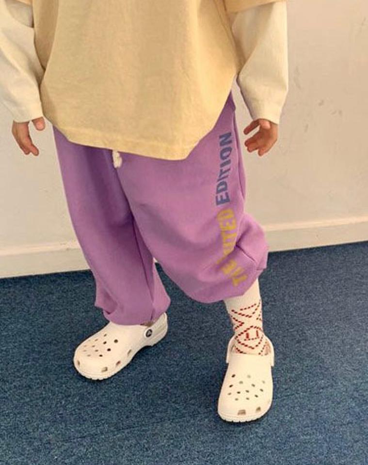 英字レタリングスウェットパンツ・u10966 キッズ【3~8才】【pt】【パンツ ズボン ロングパンツ 長ズボン スウェットパンツ スウェット ロゴ レタリング カジュアル ラフ 女の子 男の子 秋 冬 韓国 韓国子供服 子供 こども 子供服 こども服】【KIDS】