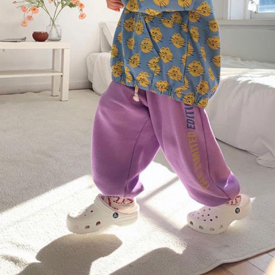 英字レタリングスウェットパンツ・u10966 キッズ【3~8才】【pt】【パンツ ズボン ロングパンツ 長ズボン スウェットパンツ スウェット ロゴ レタリング カジュアル ラフ 女の子 男の子 秋 冬 韓国 韓国子供服 子供 こども 子供服 こども服】【KIDS】