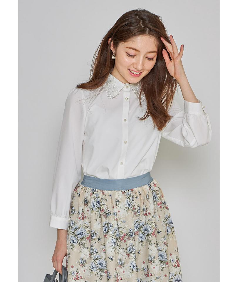 着るだけでサマになるフラワーモチーフ付きパール釦ブラウス【frasty　フラスティ】tocco closet(トッコクローゼット) Collection　≪Pretty Pastels 2020 spring tocco closet≫トッコ　tocco　レディース　フラワーモチーフ　パール釦　ブラウス