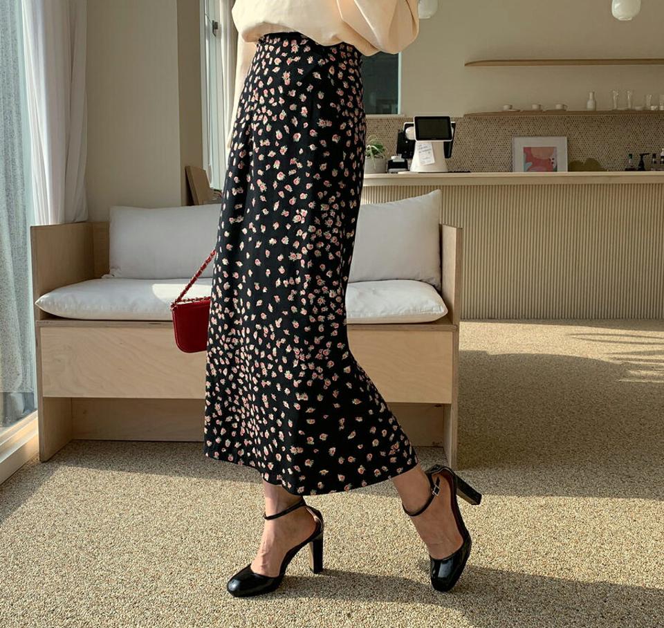 花柄Aラインスカート・全2色・t62556 レディース 【sk】【韓国 ファッション ボトムス スカート ロング Aライン バックファスナー スリット 花柄 フラワー 上品 フェミニン シンプル スリム 体型カーバー 細身 ベーシック デイリー カジュアル 秋 冬】
