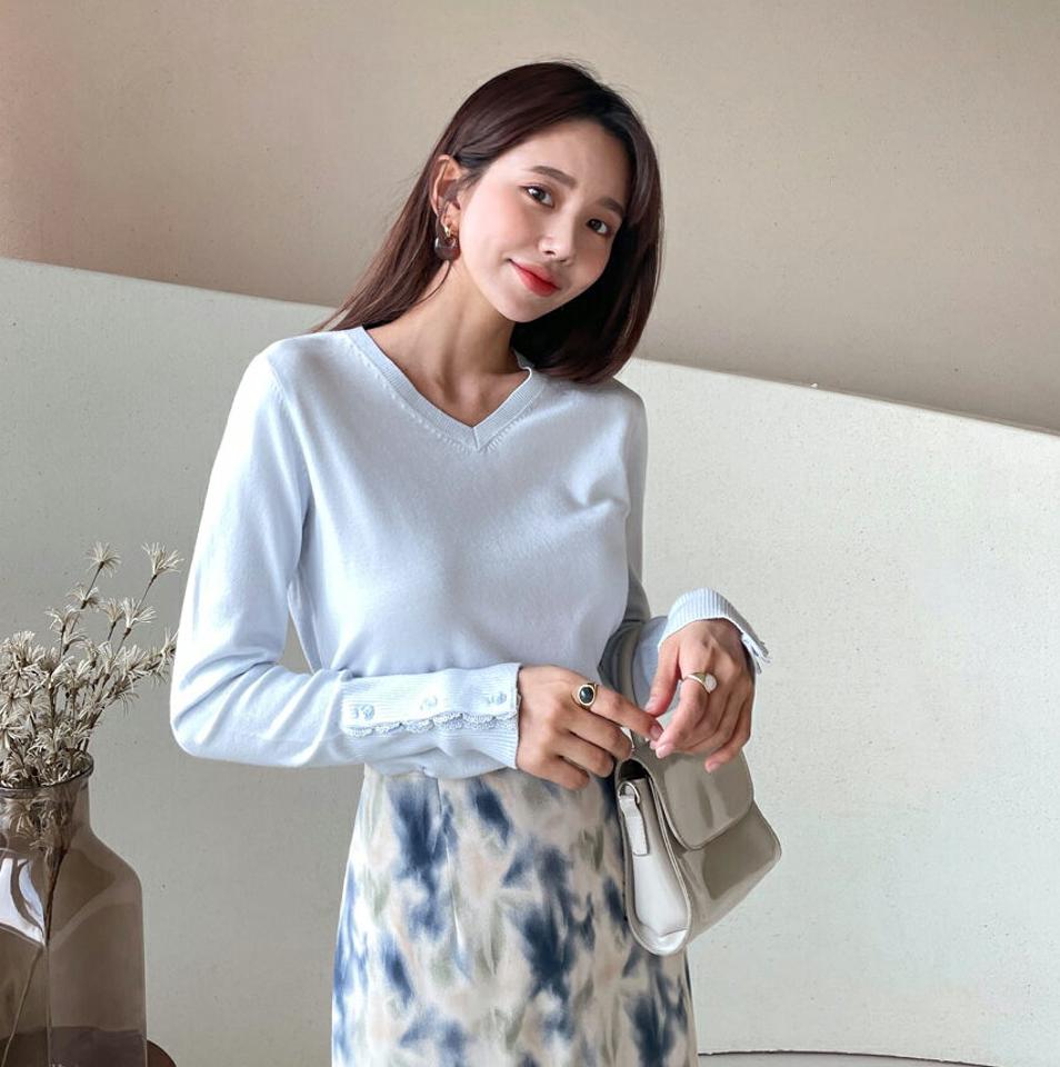 Vネックボタンヘムニット・全5色・t61477 レディース 【tops】【韓国 ファッション トップス ニット 長袖 ぼわん袖 Vネック やわらかい スカラップレース 細身 体型カーバー デイリー ベーシック カジュアル シンプル カジュアル 秋 冬】