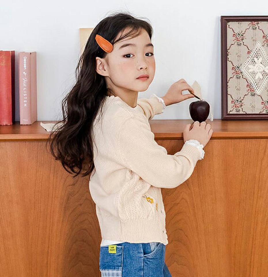 フラワー刺繍ニットカーディガン・u11007 キッズ【3~8才】【?】【カーディガン カーデ 羽織物 長袖 フラワー 花柄 刺繍 可愛い かわいい ニット ニットカーディガン 秋 冬 女の子 韓国 韓国子供服 子供 こども 子供服 こども服】【KIDS】