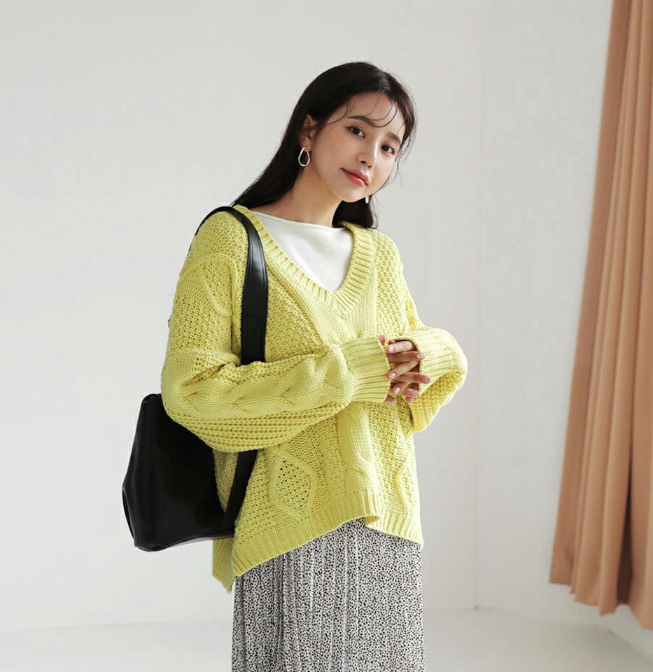 Vネックツイストニット・全5色・t62858 レディース 【tops】【韓国 ファッション トップス ニット 長袖 ぼわん袖 Vネック デコルテ やわらかい ユニーク 細身 体型カーバー デイリー ベーシック カジュアル シンプル カジュアル 秋 冬】