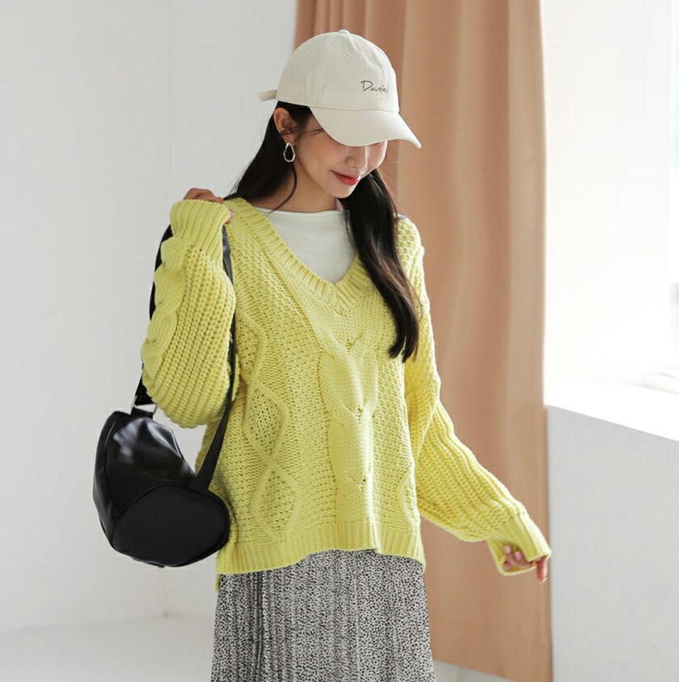 Vネックツイストニット・全5色・t62858 レディース 【tops】【韓国 ファッション トップス ニット 長袖 ぼわん袖 Vネック デコルテ やわらかい ユニーク 細身 体型カーバー デイリー ベーシック カジュアル シンプル カジュアル 秋 冬】