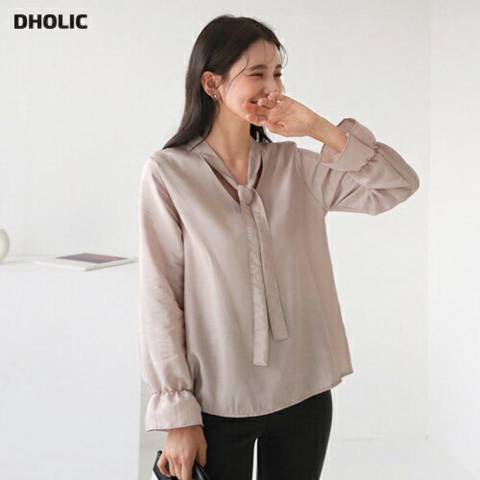 グロッシーリボンブラウス・全3色・t62823 レディース 【bl】【韓国 ファッション トップス ブラウス 長袖 Vネック Vネック フレア グロッシーブ 高級感 上品 ベーシック フェミニン カジュアル デイリー カジュアル 秋 冬】