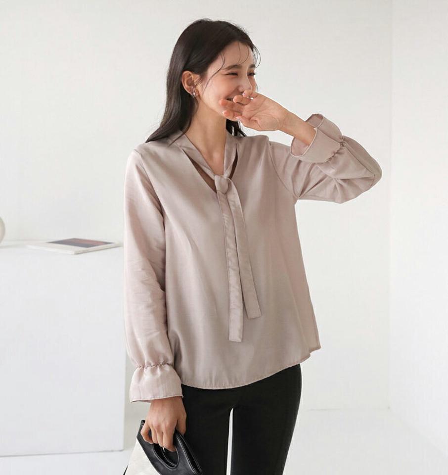 グロッシーリボンブラウス・全3色・t62823 レディース 【bl】【韓国 ファッション トップス ブラウス 長袖 Vネック Vネック フレア グロッシーブ 高級感 上品 ベーシック フェミニン カジュアル デイリー カジュアル 秋 冬】