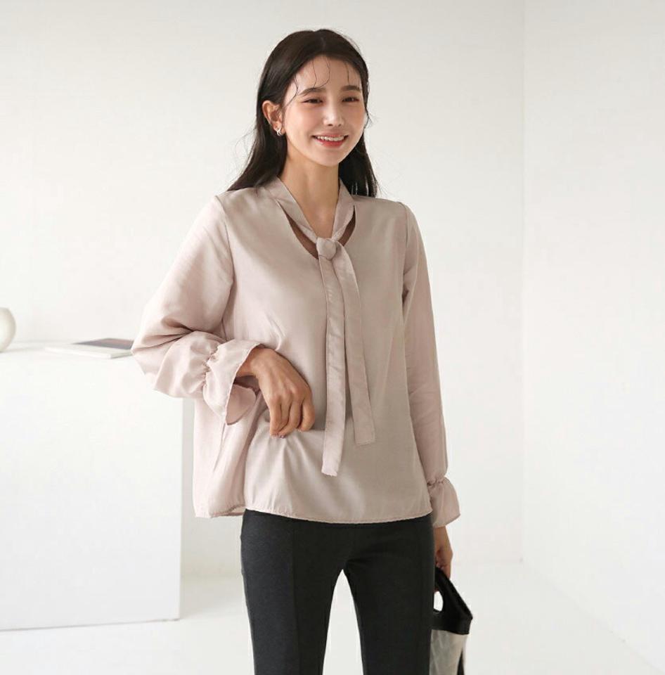 グロッシーリボンブラウス・全3色・t62823 レディース 【bl】【韓国 ファッション トップス ブラウス 長袖 Vネック Vネック フレア グロッシーブ 高級感 上品 ベーシック フェミニン カジュアル デイリー カジュアル 秋 冬】