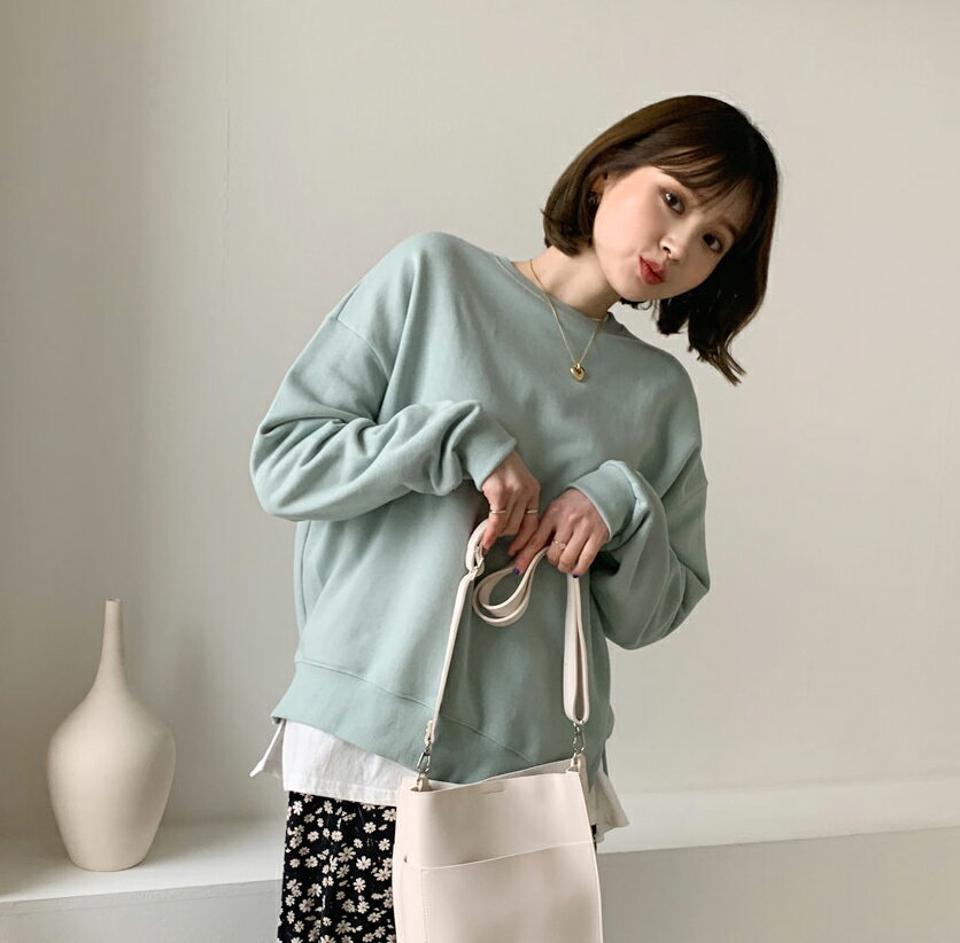 サイドスリットスウェット・全4色・b56751 レディース 【tops】【韓国 ファッション トップス スウェット Tシャツ カットソー 長袖 ラウンドネック 無地 ルーズ ゆったり デイリー ベーシック カジュアル アンバランス丈 カジュアル 秋 冬】