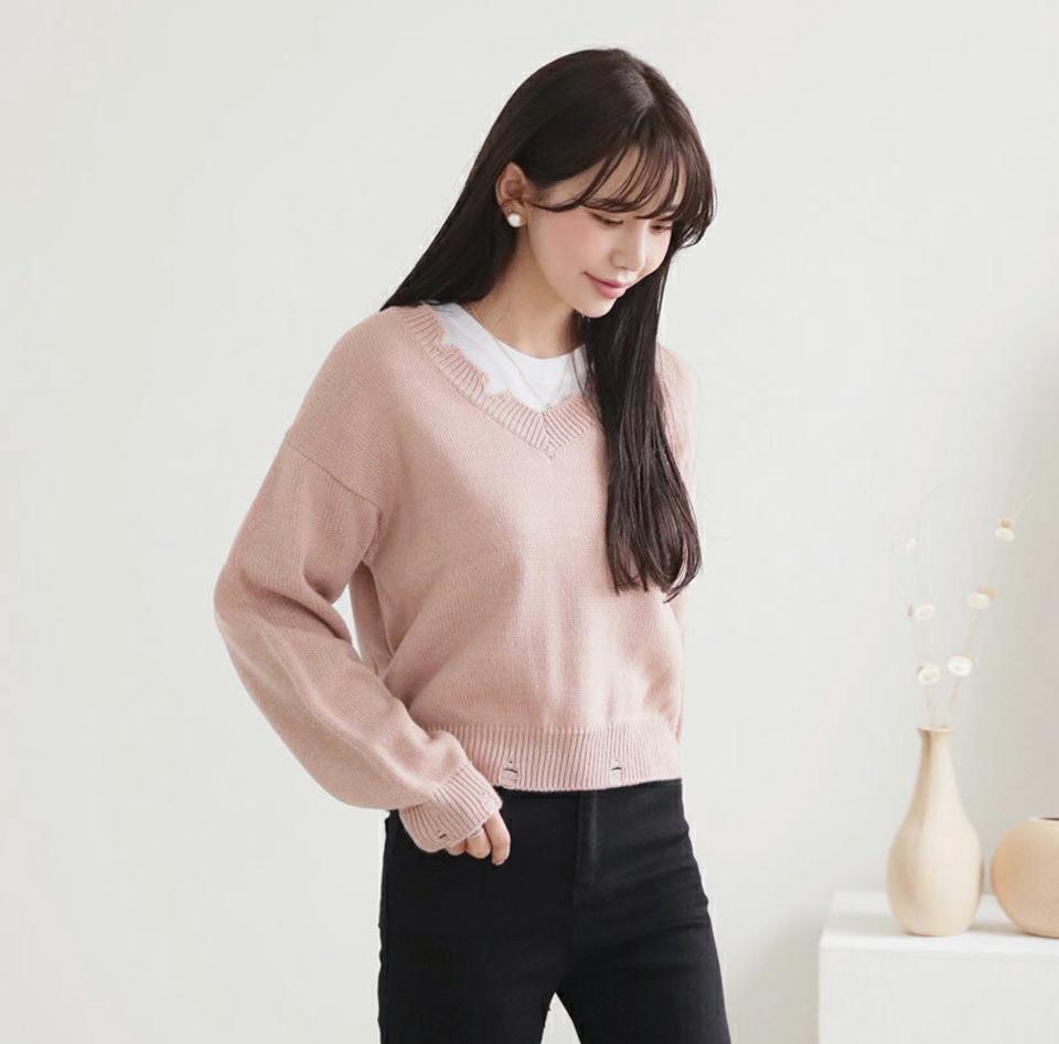 【只今10%OFF】ダメージヘムVネックニット・全4色・t56712 レディース 【tops】【韓国 ファッション トップス ニット 長袖 ぼわん袖 Vネック ダメージカット デコルテ ルーズ ユニーク 細身 体型カーバー デイリー ベーシック カジュアル シンプル カジュアル 秋 冬】【SL】