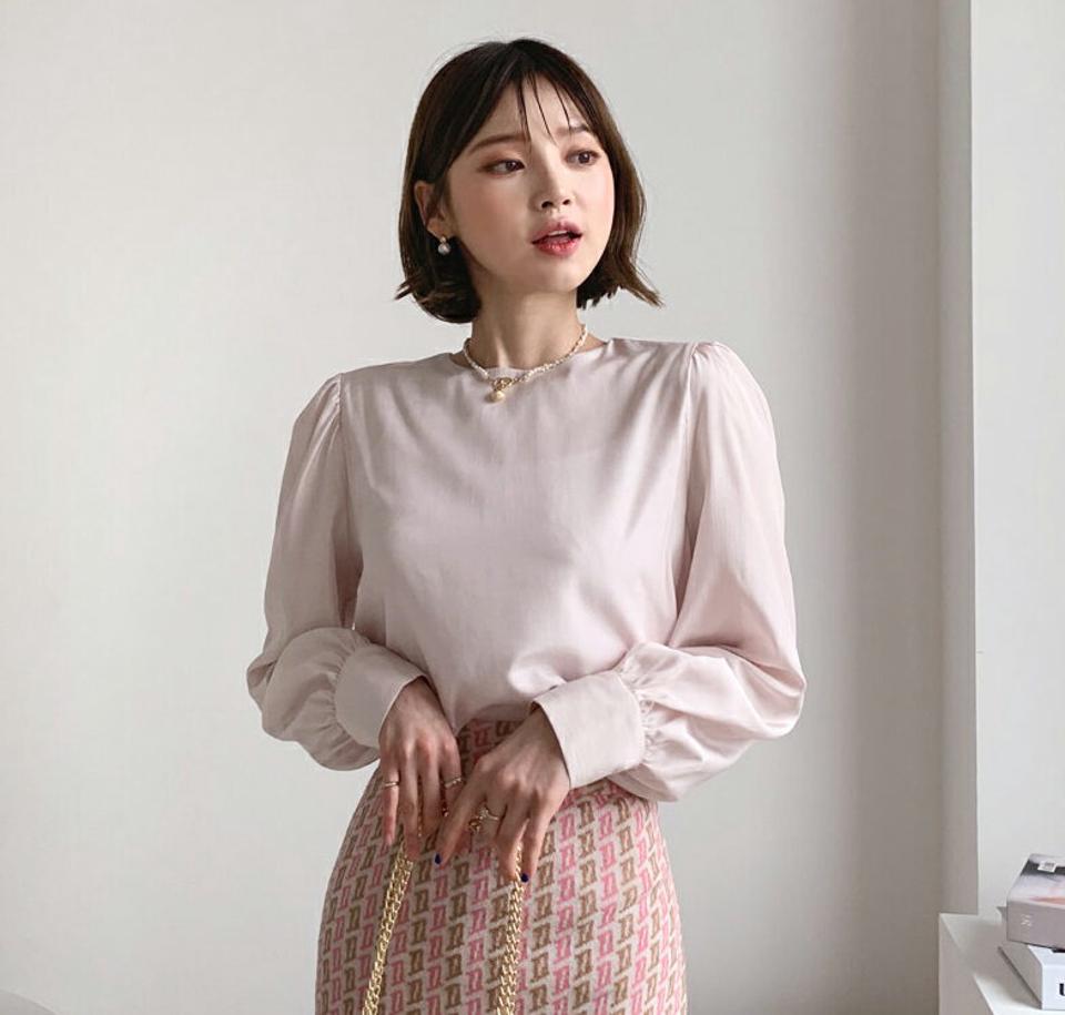 サテンバックリボンブラウス・全3色・t56753 レディース 【bl】【韓国 ファッション トップス ブラウス 長袖 ラウンドネック 光沢 サテン生 リボン ボリューム袖 無地 上品 ベーシック フェミニン カジュアル デイリー カジュアル 秋 冬】