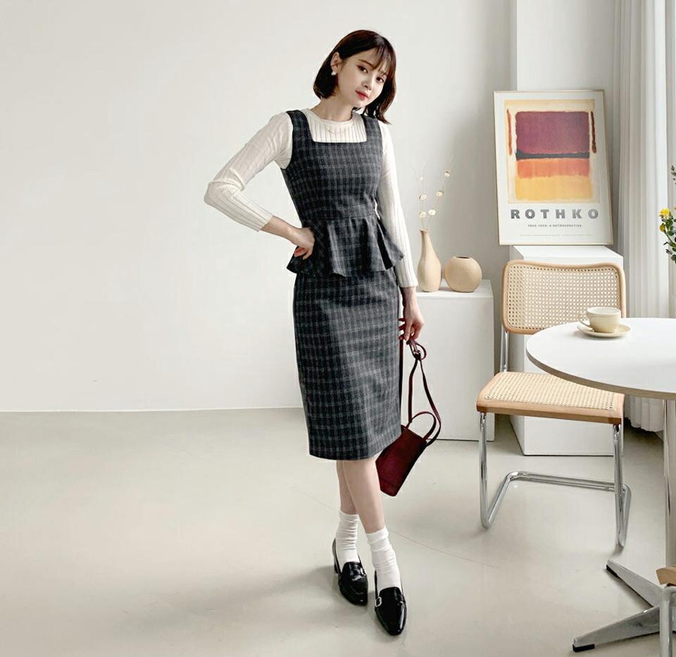 チェックフリルワンピース・全2色・b56754 レディース 【ops】【韓国 ファッション ワンピース ロング ロングワンピース スクエアネック ノースリワンピス チェック パターン Hライン フレア 体型カバー フェミニン 上品 ベーシック シンプル 秋 冬】